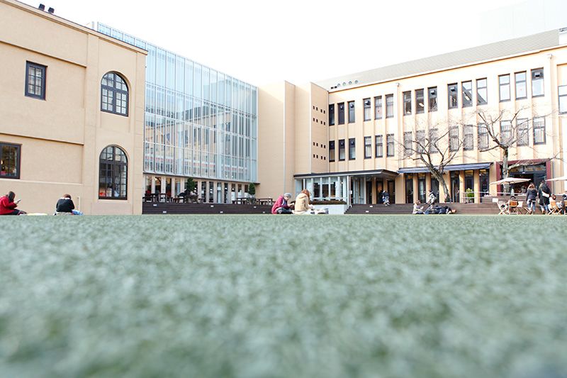 للمتحف روح وأجواء من الطراز القديم تطغي على مظهره الخارجي، حيث يقع داخل مبنىً يعود لأكثر من ١٠٠ سنة، وكان في الأصل مدرسة ابتدائية. وفي الطقس الجيد، يمكن للزوار التمدد والاسترخاء في الخارج على المروج والتمتع بقراءة المانغا المفضلة لديهم في الهواء الطلق.