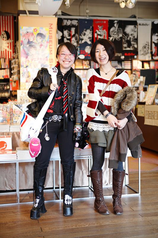 متجر المتحف ممتلئ بالكامل بقصص المانغا - ”يوكوتا ساكي“، مهووسة مانغا حسب وصفها (على اليسار في الصورة)، فقد جاءت إلى المتحف من ”أوساكا“ مرات عديدة لشراء منتجات ”المانغا“. ويتأثر نمط ملابسها من قبل مظهر الـ ”كوزبلاي“. فأحداث الكوزبلاي“ هي مجرد واحدة من العديد من مناطق الجذب في المتحف.