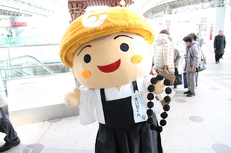 Eibō-kun, the town mascot of Eiheiji in neighboring Fukui Prefecture, greets passengers.