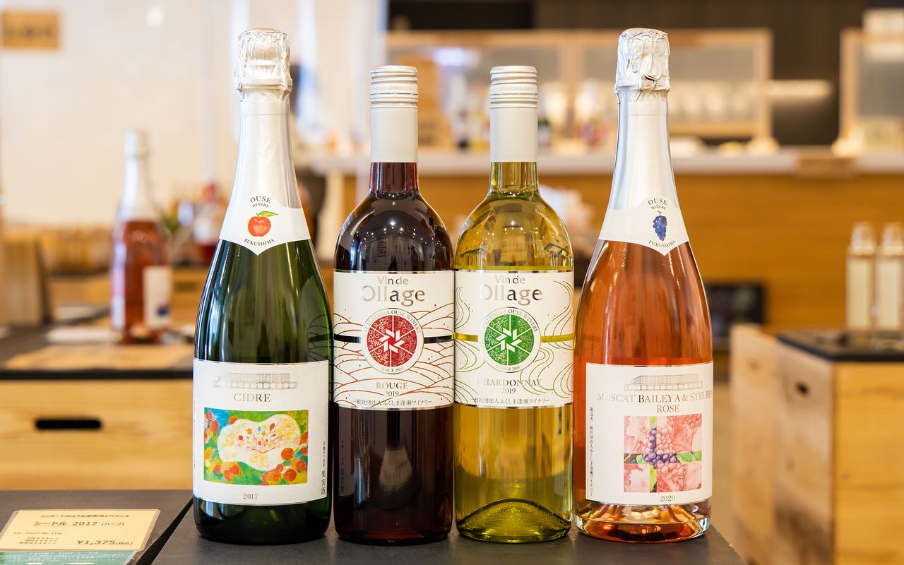 Bottles of Vin de Ollage are flanked on the right by Muscat Bailey A & Steuben Rosé 2020, a sparkling wine made from grapes grown in the Fukushima city of Aizu-Wakamatsu, and Cidre 2017 on the left.