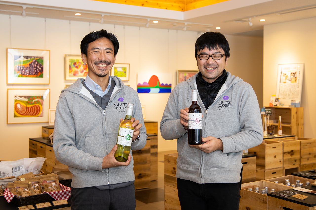 Kawauchi Kōki, left, and Sasaki Hiroshi pose with bottles of Vin de Ollage 2019.