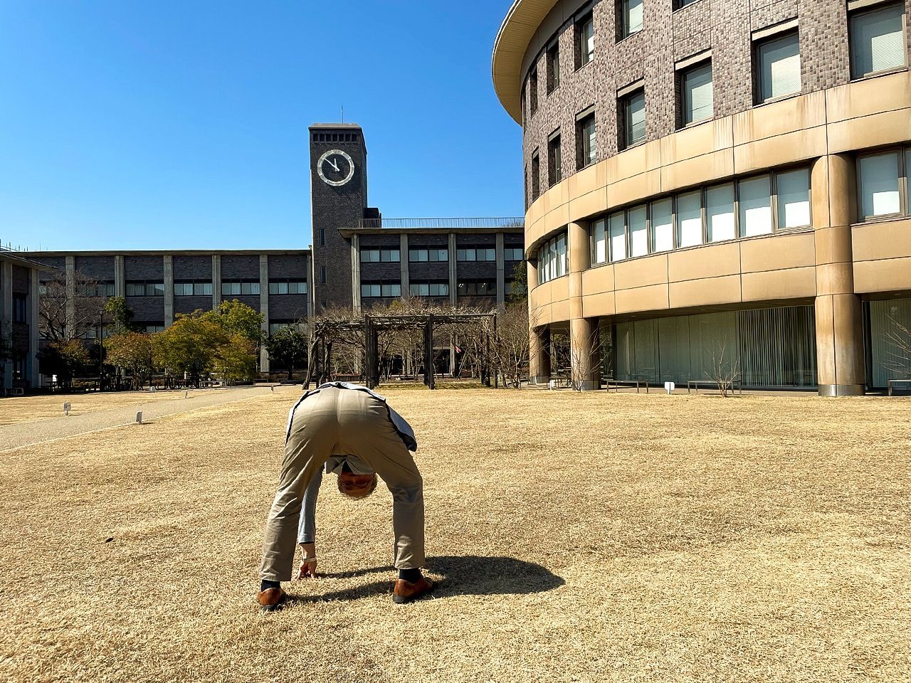 Higashiyama demonstrating between-the-legs viewing. (© Power News)