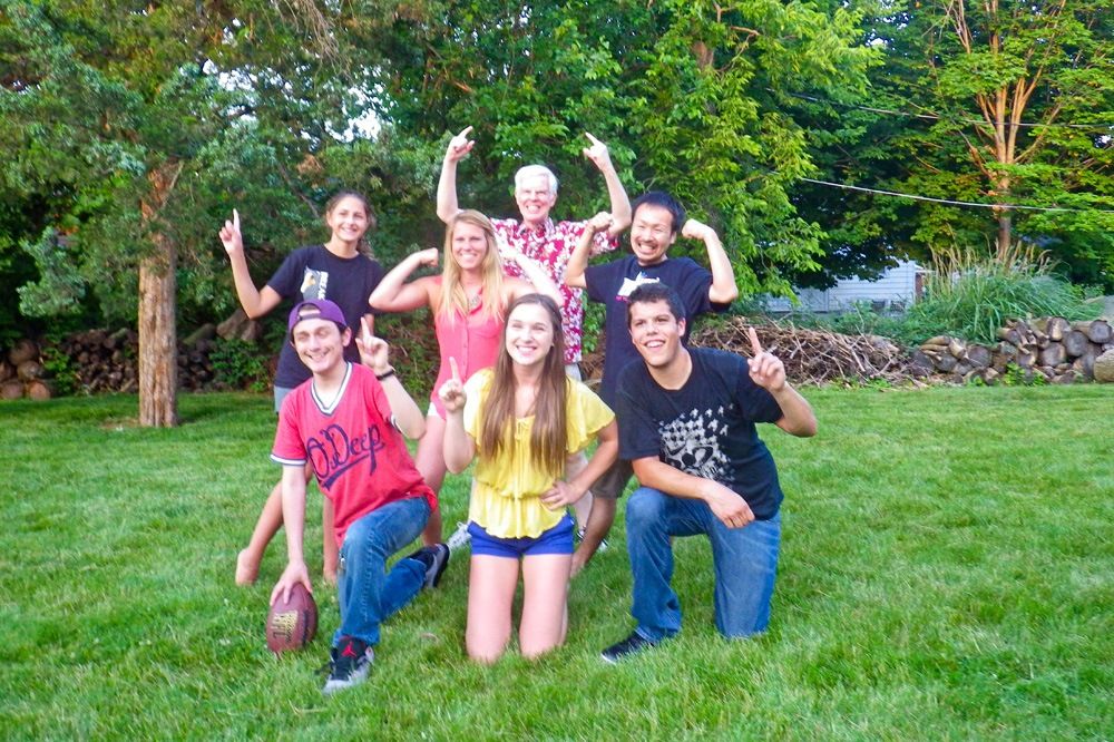 Maeno (second row, right) with Douglas Whitman (in the rear at center) and his students. (Courtesy: Koutaro Ould Maeno)