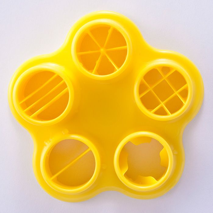 Découpoir spécial permettant de donner à des saucisses (sans peau) la forme de poulpes, de crabes et autres pissenlits