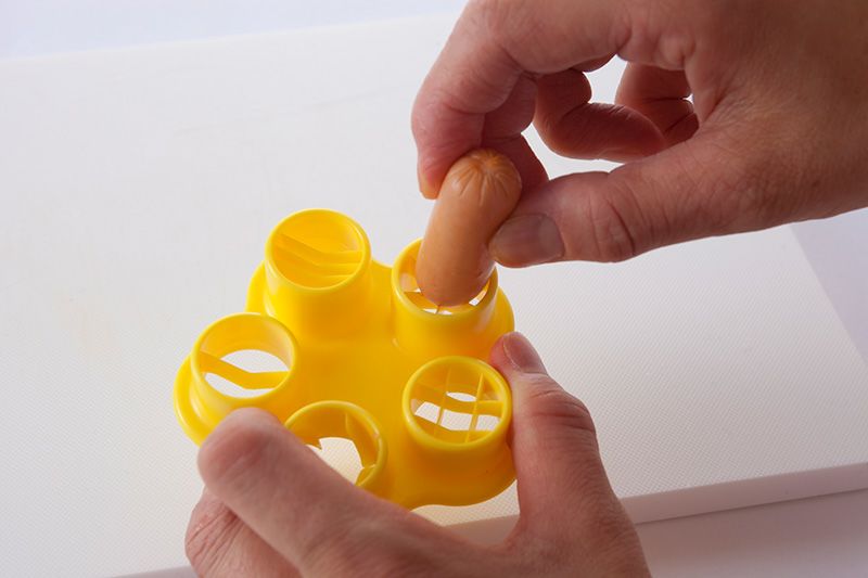 Introduisez la saucisse dans le découpoir.