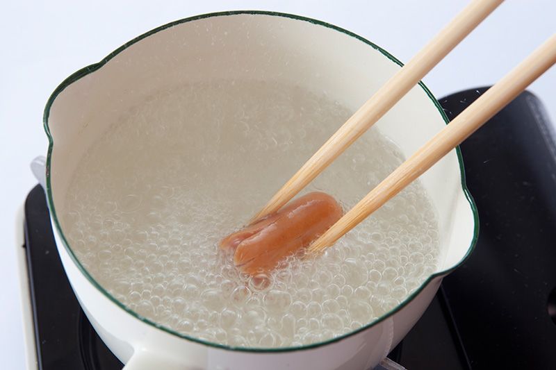 Plongez la saucisse dans l’eau bouillante.