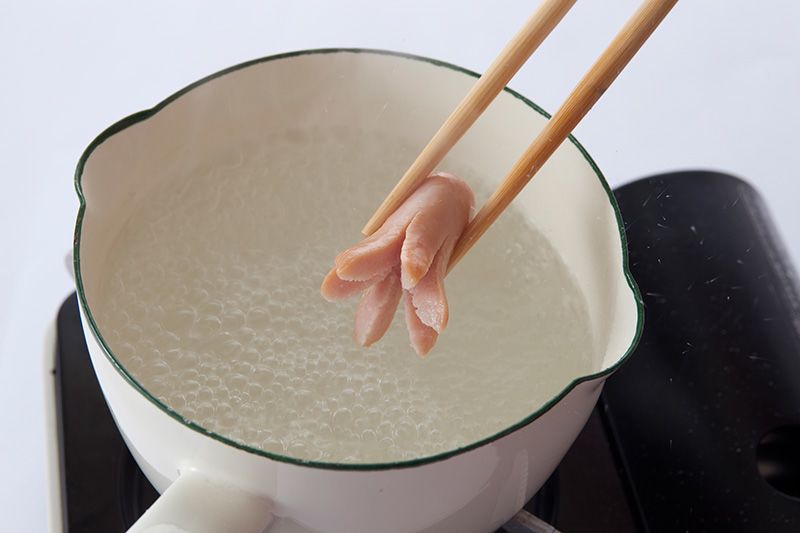 Sous l’effet de l’eau chaude, les lamelles de la saucisse s’écartent comme de vrais bras de poulpe.