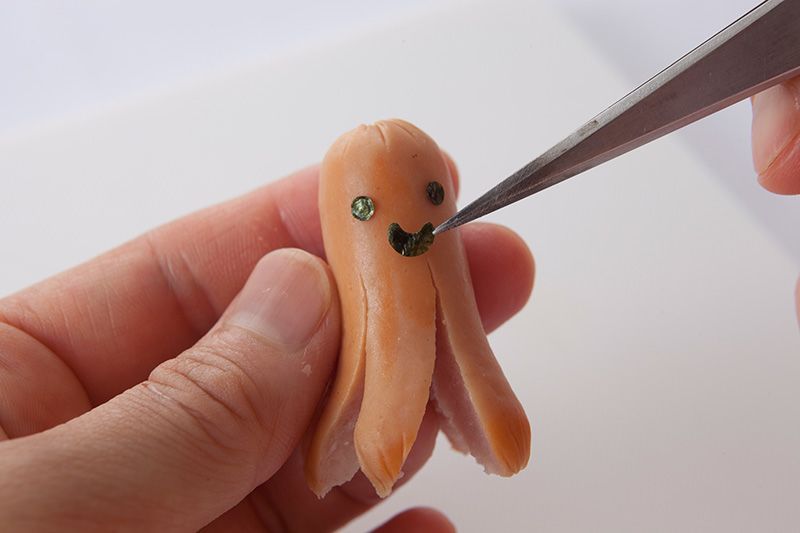 Faites les yeux et la bouche avec de petits morceaux d’algue nori.