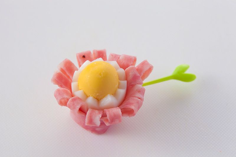 Œuf de caille sur fleur de jambon