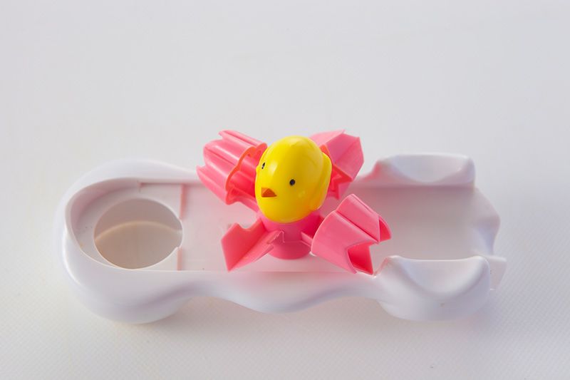 Découpoir avec des orifices en forme de cœur, de fleur, d’étoile et de zigzag