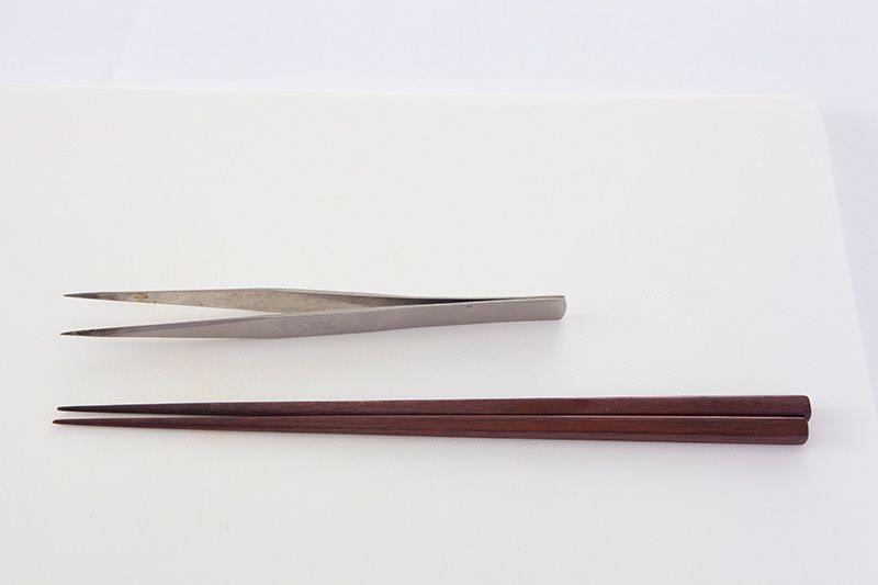 Découpoir avec des orifices en forme de cœur, de fleur, d’étoile et de zigzag