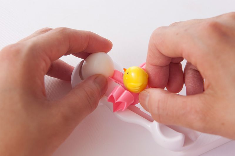 Placez le blanc de l’œuf sur le découpoir et incisez toute la circonférence de l’œuf.