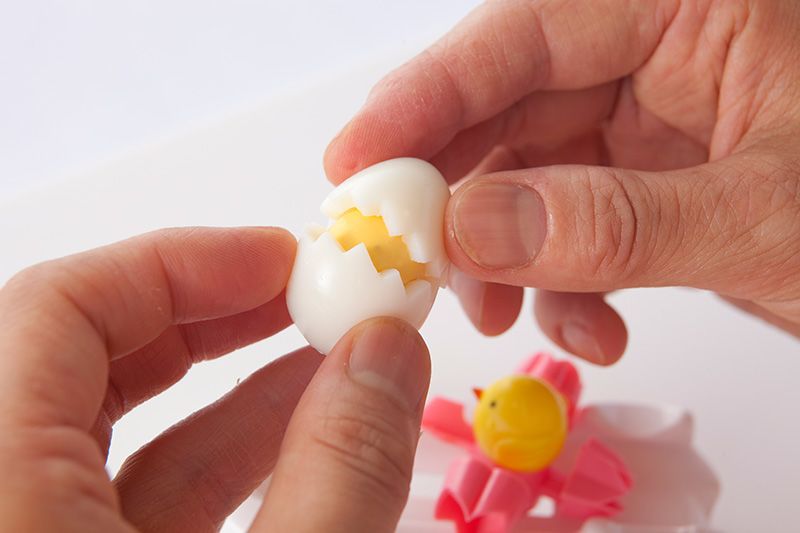 Enlevez la partie supérieure du blanc de l’œuf.