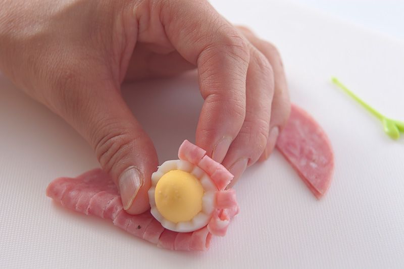 Entourez la base de l’œuf avec la guirlande de jambon ainsi obtenue.