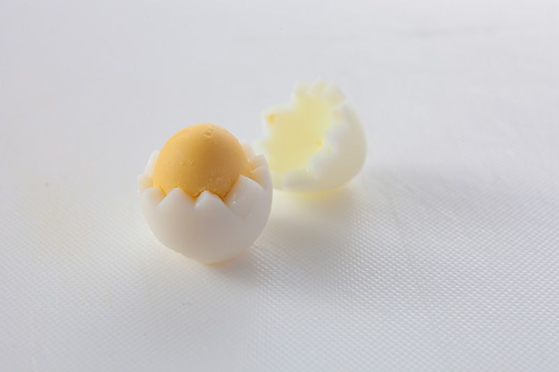 L’effet sera plus réussi si le jaune se trouve au milieu de l’œuf. Veillez à ce que l’œuf soit bien cuit.