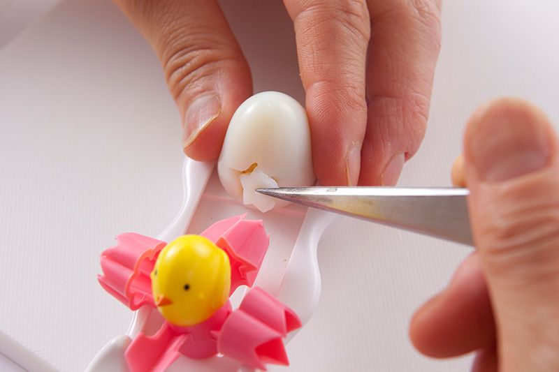 Découpez un morceau en forme d’étoile au sommet d’un œuf de caille (le blanc seulement).