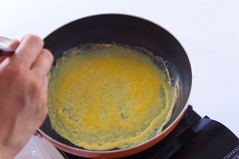 Battez un œuf et versez-le dans une poêle à fond plat chaude de façon à obtenir une omelette très fine.