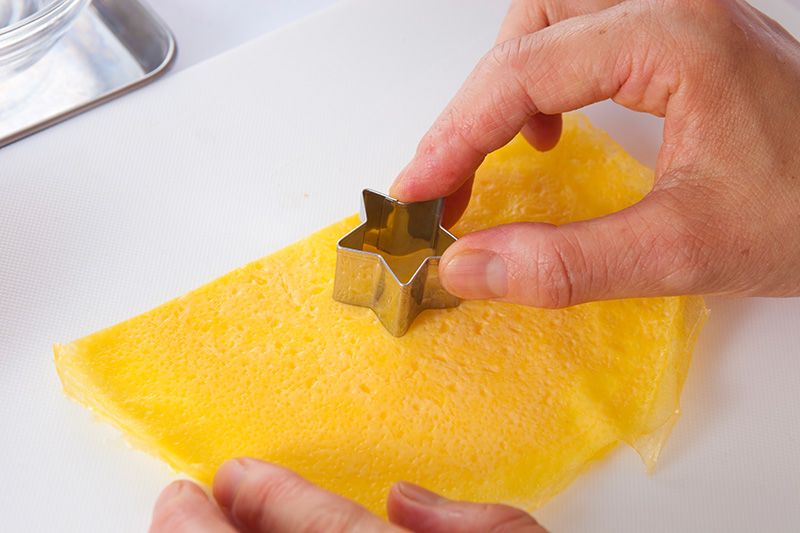 Découpez une étoile dans la partie supérieure de l’omelette.