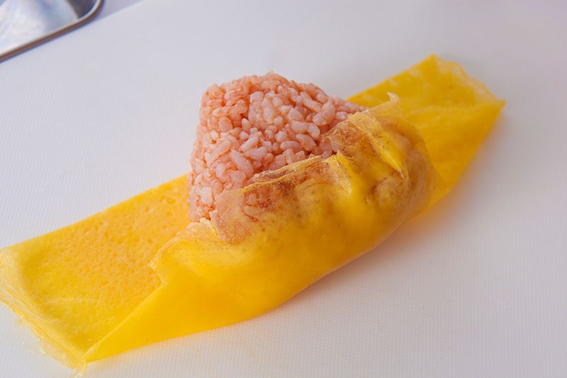 Posez la boulette sur la partie supérieure de l’omelette et enveloppez-la avec la partie inférieure de l’omelette.