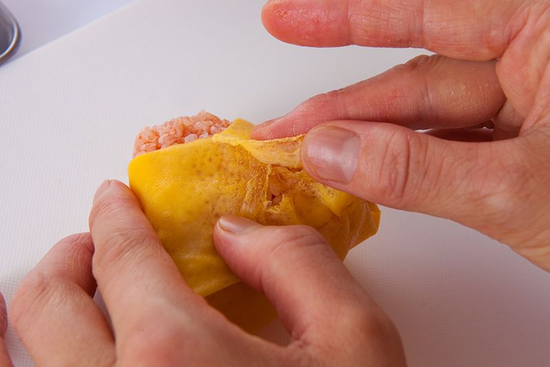 Recouvrez les côtés de la boulette et retournez-la.