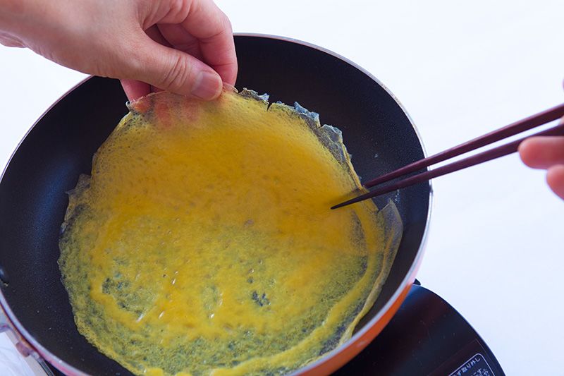 Faites une omelette d’environ 16 cm de diamètre. Commencer par la faire cuire d’un côté, puis retournez-la, comme une crêpe.