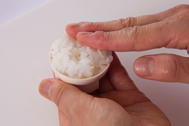 Remplissez le moule avec du riz.