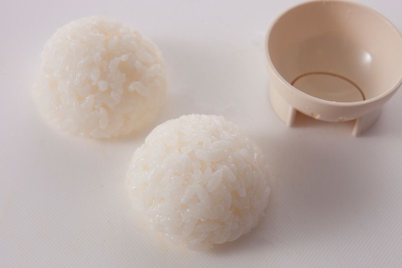 Faites deux demi boules de riz.