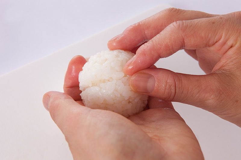 Collez soigneusement les deux demi boules l’une contre l’autre de façon à former une boulette.