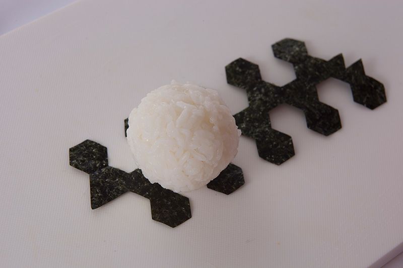 Recouvrez la boulette avec de l’algue nori prédécoupée.