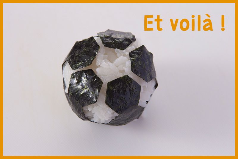 Veillez à ce que chaque morceau en forme d’hexagone adhère bien au riz. Et voilà ! C’est prêt !