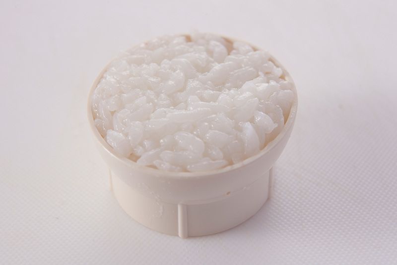 Tassez bien le riz dans le moule de façon à le remplir à ras bord et à obtenir une demi boule bien compacte.