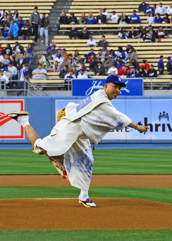 2009年アメリカ大リーグドジャースタジアムで始球式を務める