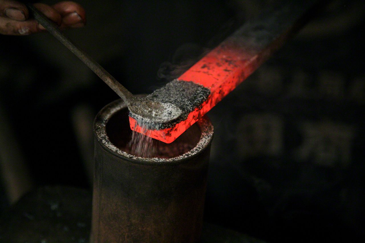 国産漆の生産に不可欠な漆掻きの道具を作る。青森県田子町(たっこまち)の中畑文利さんの作業場で