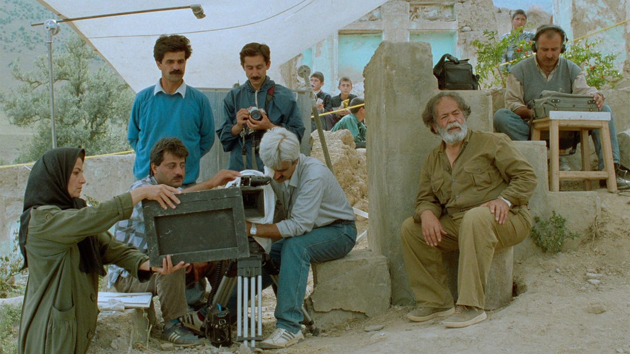 『オリーブの林をぬけて』に登場する撮影クルー。現実と虚構が入れ子になったキアロスタミならではの物語　©1994 Ciby 2000 - Abbas Kiarostami