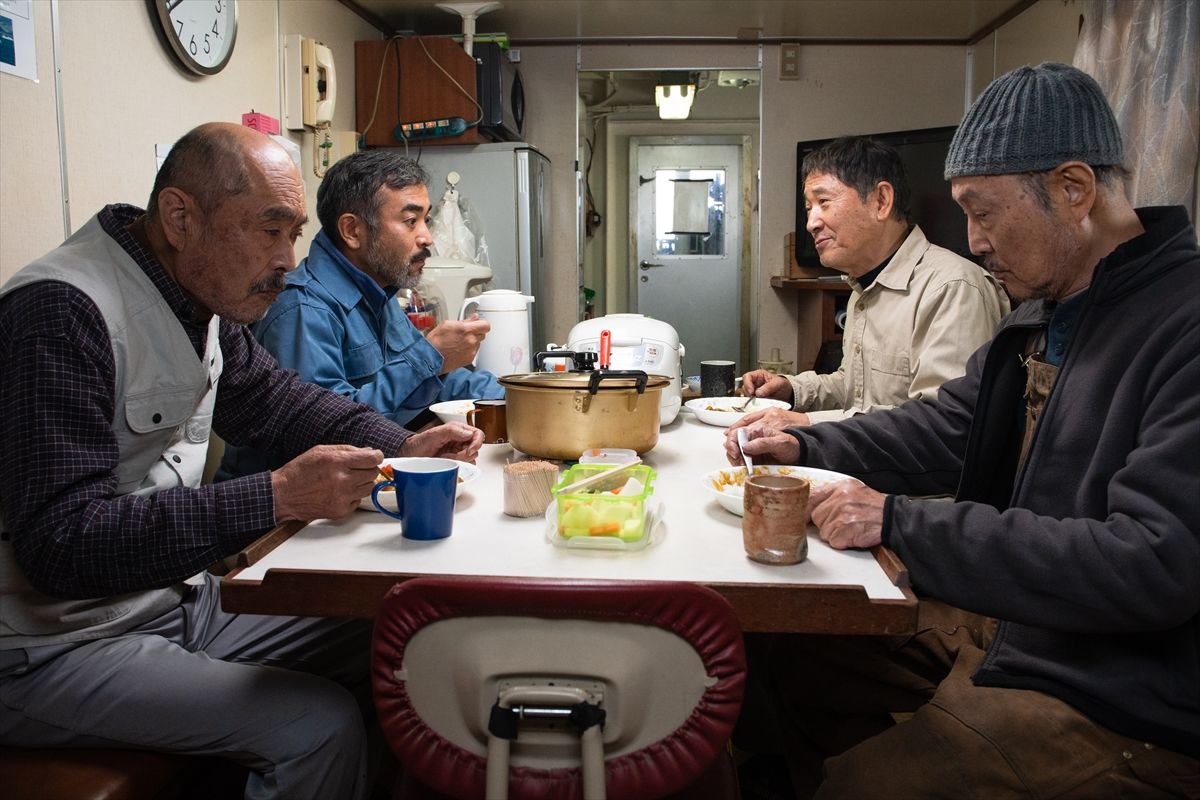 昼休み中の船員たち。義一の手料理を食べながら軽口を叩き合う　©2022「冬薔薇(ふゆそうび)」FILM PARTNERS
