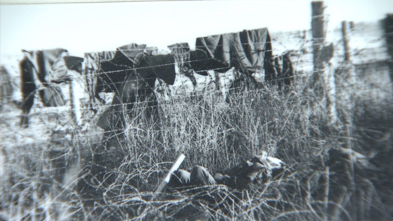 事件後の捕虜収容所。捕虜たちは毛布を掛けて鉄条網を乗り越えようとし狙撃された　©瀬戸内海放送