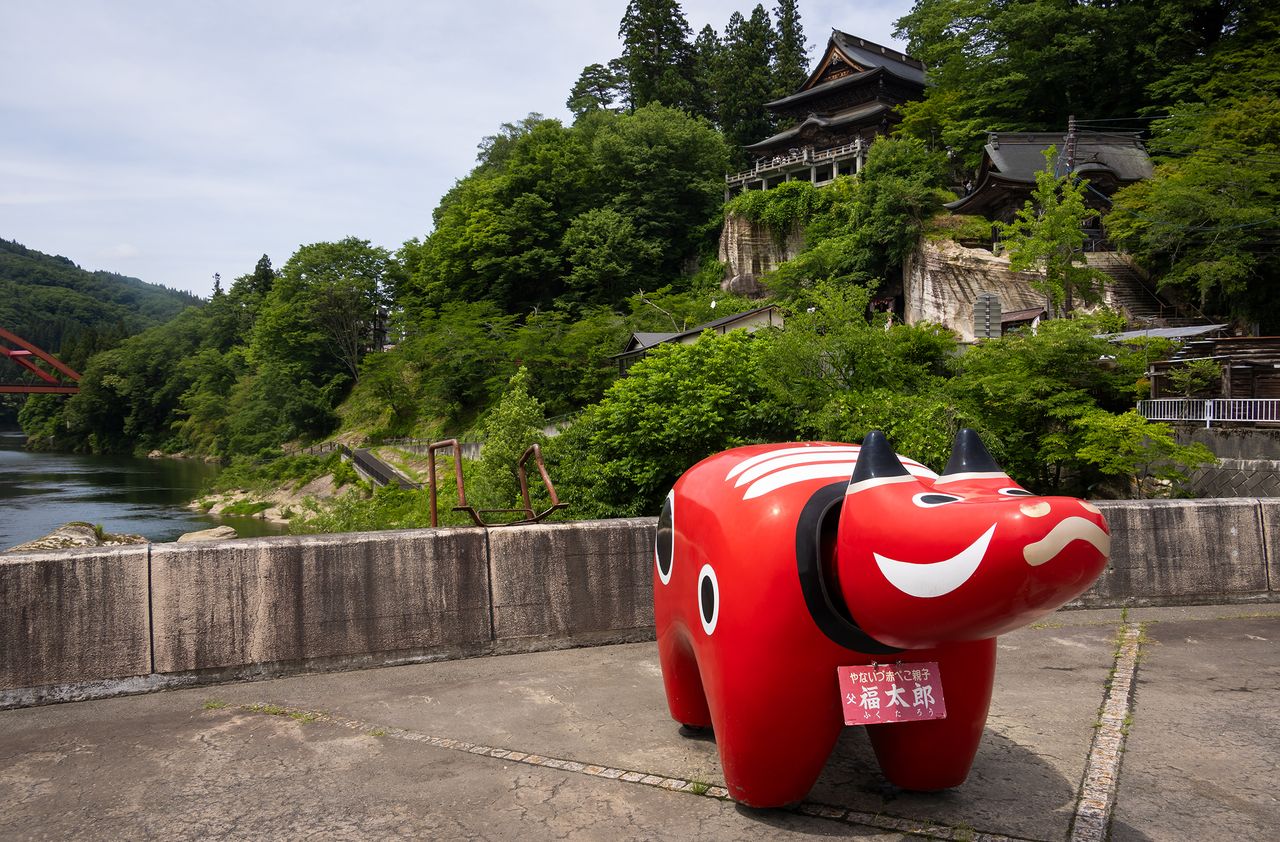 在柳津町「清姬公園」能與巨大赤牛福太郎一同拍攝紀念照。左側可見只見川,據說赤牛就是從這裡將木材運至位於崖上的虛空藏堂