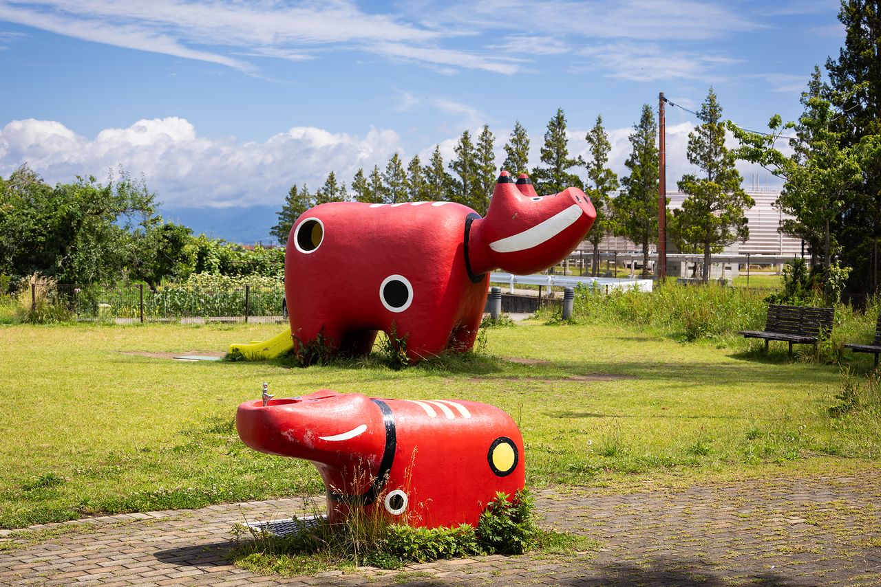 位於會津若松市郊外的「赤牛公園」擺放著赤牛造型的飲水臺和溜滑梯等遊具