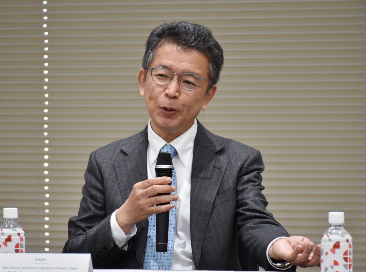 光晶格鐘研發者、東京大學研究所教授香取秀俊在與國際度量衡局就重新定義秒的問題達成共識後召開記者會,2026年5月12日,川崎市(時事社)