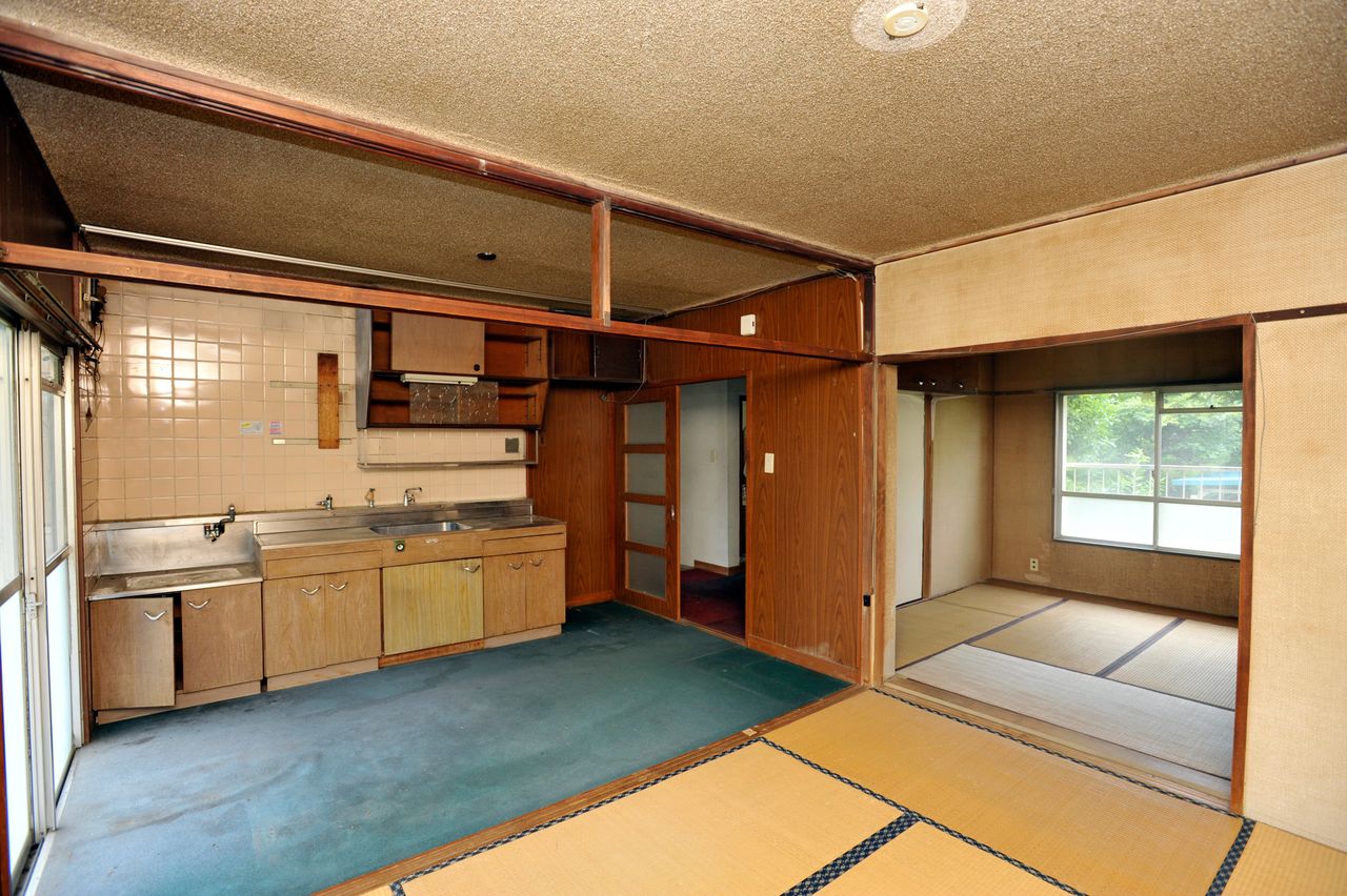 位於東京多摩新市鎮的團地「諏訪2丁目住宅」室內。在高度經濟成長期,這裡曾被稱為「夢想的家園」,2011年7月23日(時事)