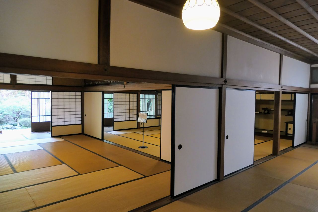 拉開或卸下襖與障子後,便能騰出寬敞的大廳(PIXTA)