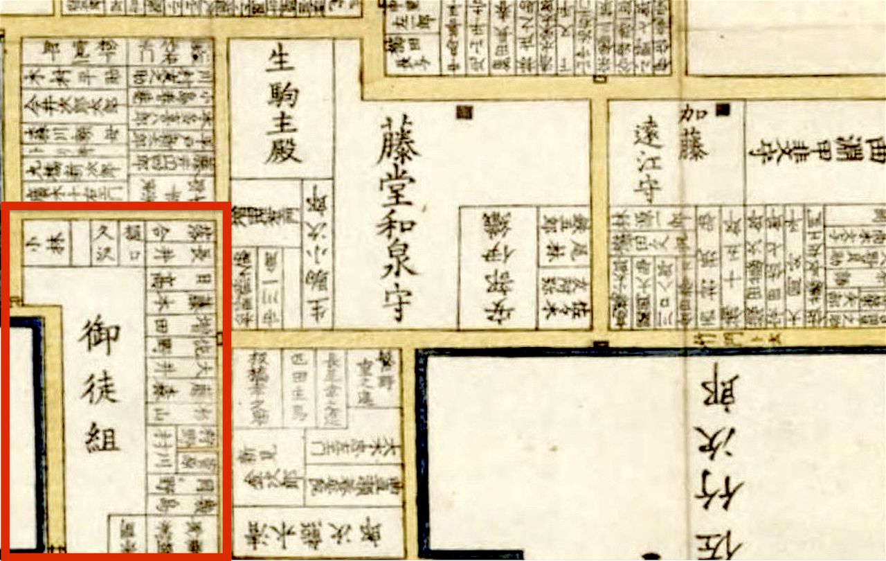 《江戶切繪圖 下谷繪圖》中的御徒組住所。以大字標示的「御徒組」為中庭,據推測曾於此處種植牽牛花(國立國會圖書館館藏)