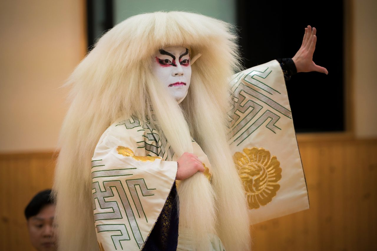巴黎公演中,中村鷹之資還帶來立役經典劇目《石橋》。這是出發前夕他在歌舞伎座進行全劇聯排(松田忠雄攝影)
