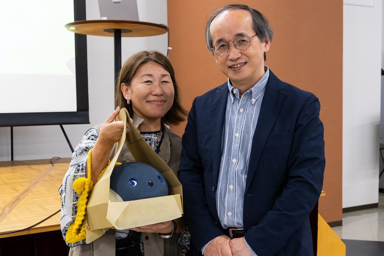 參加粉絲見面會的鈴木文代女士,與提倡「弱機器人」理念的岡田教授合影留念