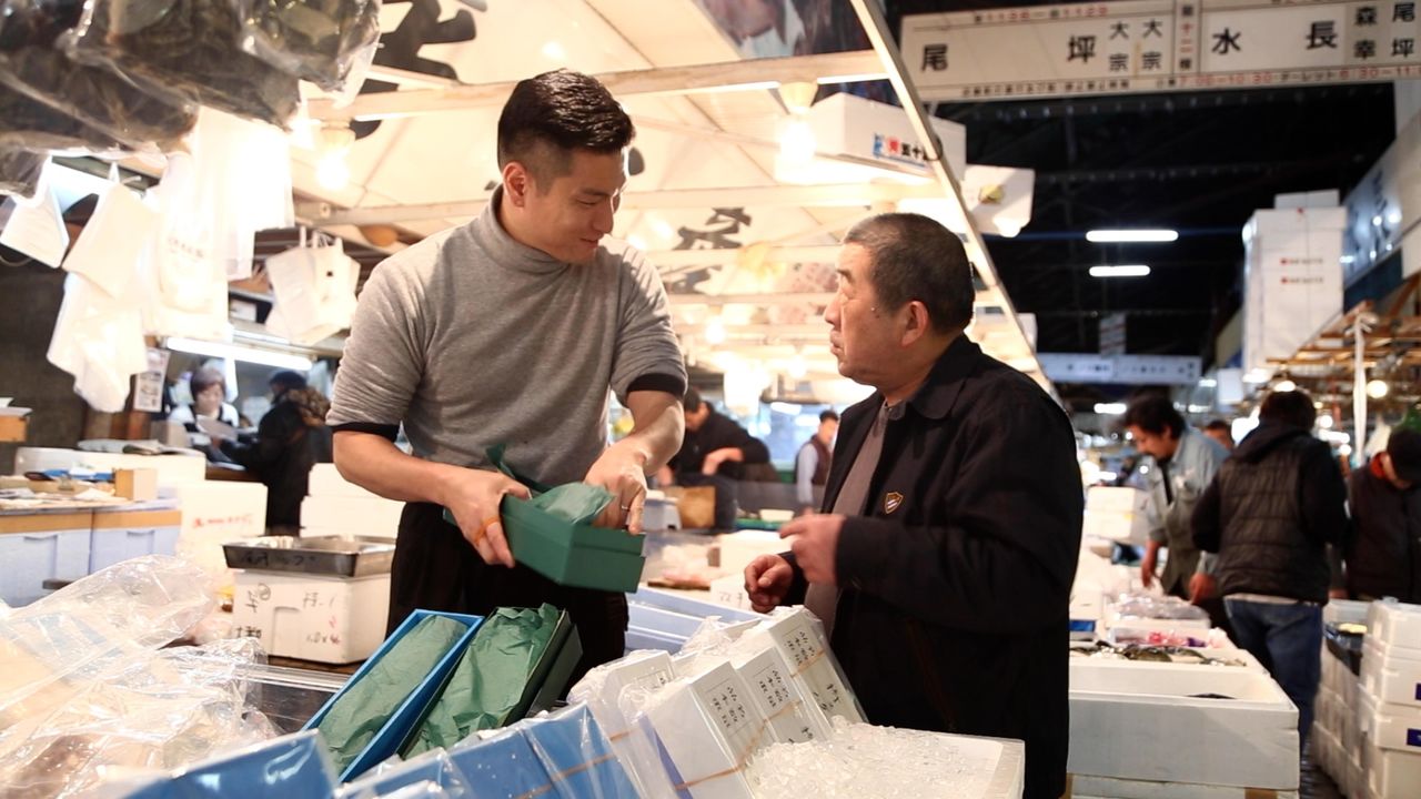 在築地(當時,現搬遷至豐洲)市場經營「串田水產」的河豚鑑定專家串田晃一。© GUN FISH FILM PARTNERS
