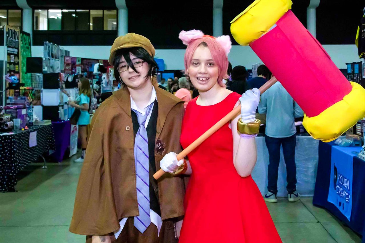 被譽為美國佛羅里達南部最大型御宅市場的「Ultracon Comic Con」中,享受角色扮演的年輕人。其中的角色為《文豪Stray Dogs》的江戶川亂步(左)與SEGA遊戲「音速小子」的角色(右)。亂步擁有「超推理」能力,是「武裝偵探社」的中心人物=2023年8月26日(路透社)