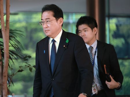 首相岸田文雄（左）與秘書官翔太郎＝4月20日、首相官邸