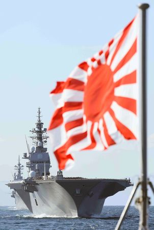 2022年11月、於神奈川縣海域附近的國際觀艦儀式上航行的日本海上自衛隊護衛艦（資料）