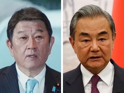 外相茂木敏充(圖左,法新社/時事通信社)與中國共產黨政治局委員兼外交部長王毅(EPA時事)。