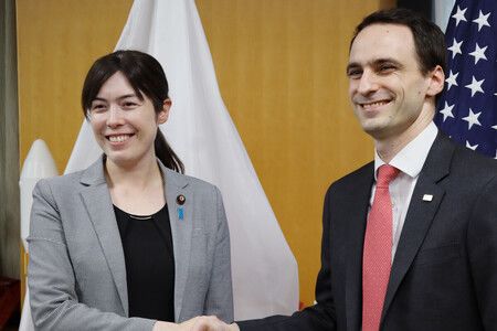 科技政策擔當大臣小野田紀美(左)與美國科學技術政策局局長克拉齊奧斯交換合作備忘錄後握手。攝於28日下午,內閣府